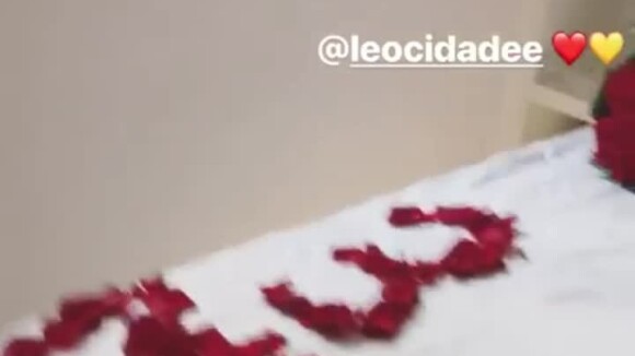 Larissa Manoela foi surpreendida pelo namorado, Leo Cidade, com pétalas de rosa decorando sua cama