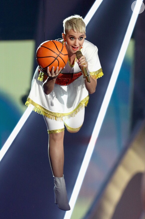 Katy Perry conquistou o público com uma performance dançante 
