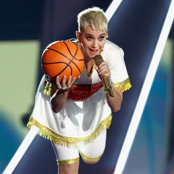 Katy Perry conquistou o público com uma performance dançante 
