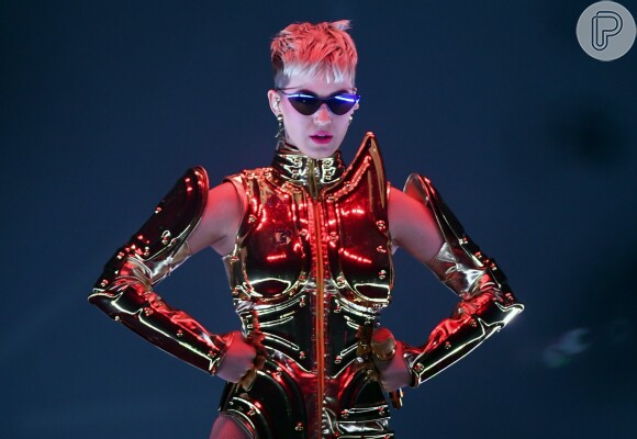 Katy Perry apresentou performance repleta de jogos de luz e efeitos pirotécnicos