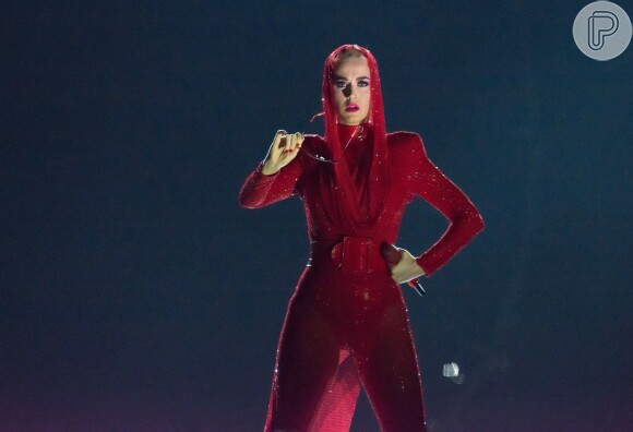 Katy Perry usou looks figurinos criativos, brilhosos e iluminados em turnê no Brasil