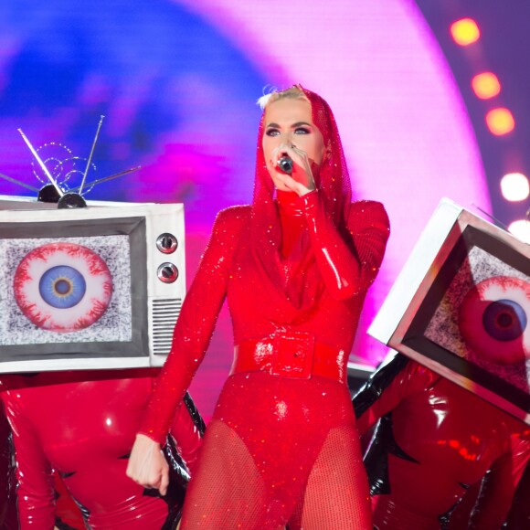 Katy Perry mostrou performance dançante durante show de turnê em Brasil