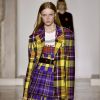 A grife Versace aposta em blazeres, minissaias, kilts, boinas, bolsas e meias coloridas com estampa xadrez tartan na cor amarelo para o inverno 2018/2019