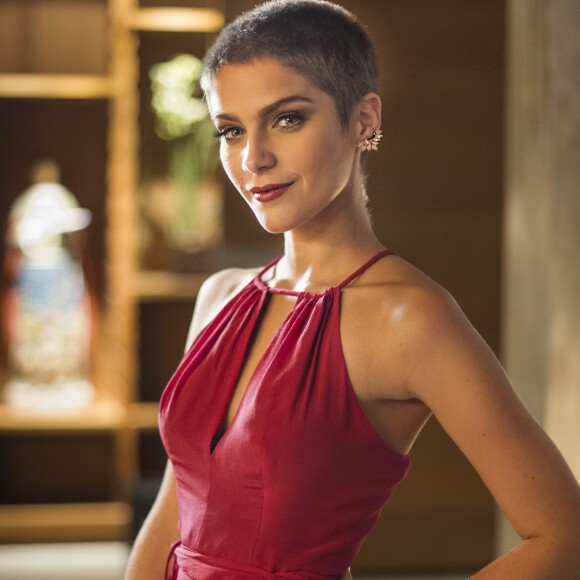 Isabella Santoni raspou a cabeça para viver Letícia, uma jovem com leucemia na novela 'A Lei do Amor', em 2016