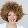 Os cabelos crespos são os mais danificados durante a estação, mas basta fazer um tratamento para recuperá-los