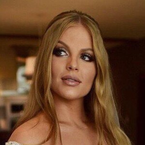 Luísa Sonza usou vestido de noiva assinado pela estilista Lethicia Bronstein