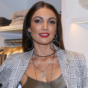 Patricia Poeta usou vestido midi em seda, com modelagem reta, decote vazado e alças finas para prestigiar nova coleção da Le Lis Blanc