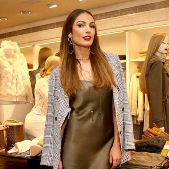 Patricia Poeta completou produção com scarpin vermelho: 'Dando um contraponto de cor e modernizada no visual'