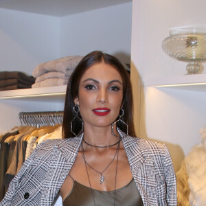 Patricia Poeta investiu em vestido de seda com blazer de xadrez