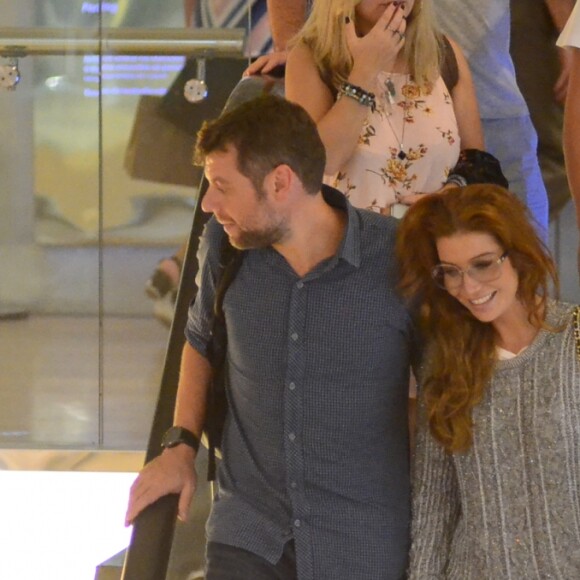 Luiza Possi foi vista com noivo, Cris Gomes, em shopping do Rio de Janeiro