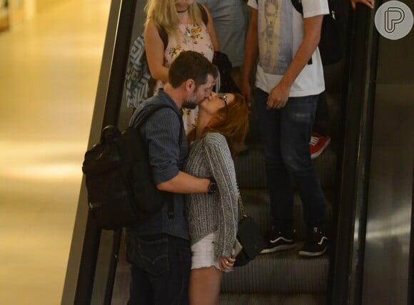 Luiza Possi trocou beijos com noivo, o diretor Cris Gomes, em shopping do Rio na quinta-feira, 15 de março de 2018