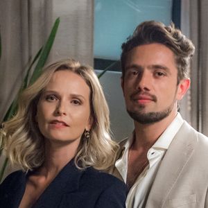 Renato (Rafael Cardoso) flerta com Fabiana (Fernanda Rodrigues) ao encontrá-la em hotel