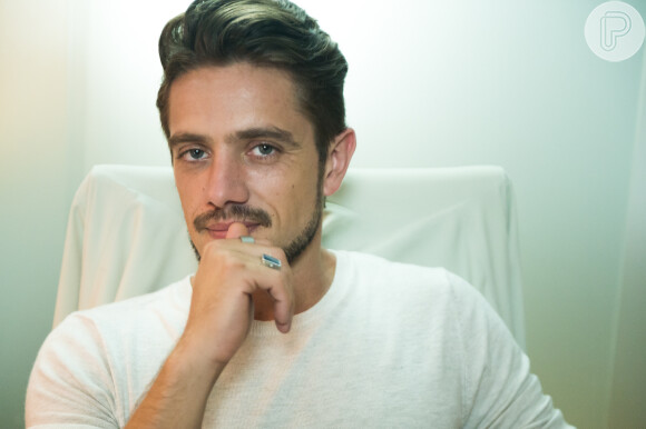 Renato (Rafael Cardoso) muda a barba e o corte de cabelo em sua nova fase