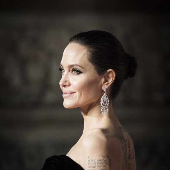 Angelina Jolie, de 42 anos, tem a mesma dermatologista há 31 anos: 'Desde os 11 anos; o nome dela é Rhonda Rand'