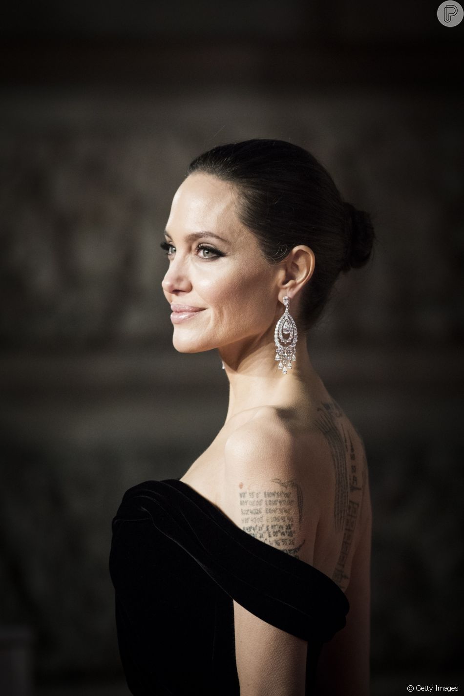 Angelina Jolie, de 42 anos, tem a mesma dermatologista há 31 anos 'Desde os 11 anos; o nome Angelina Jolie, de 42 anos, tem a mesma dermatologista há 31 anos 'Desde os 11 anos; o nome
