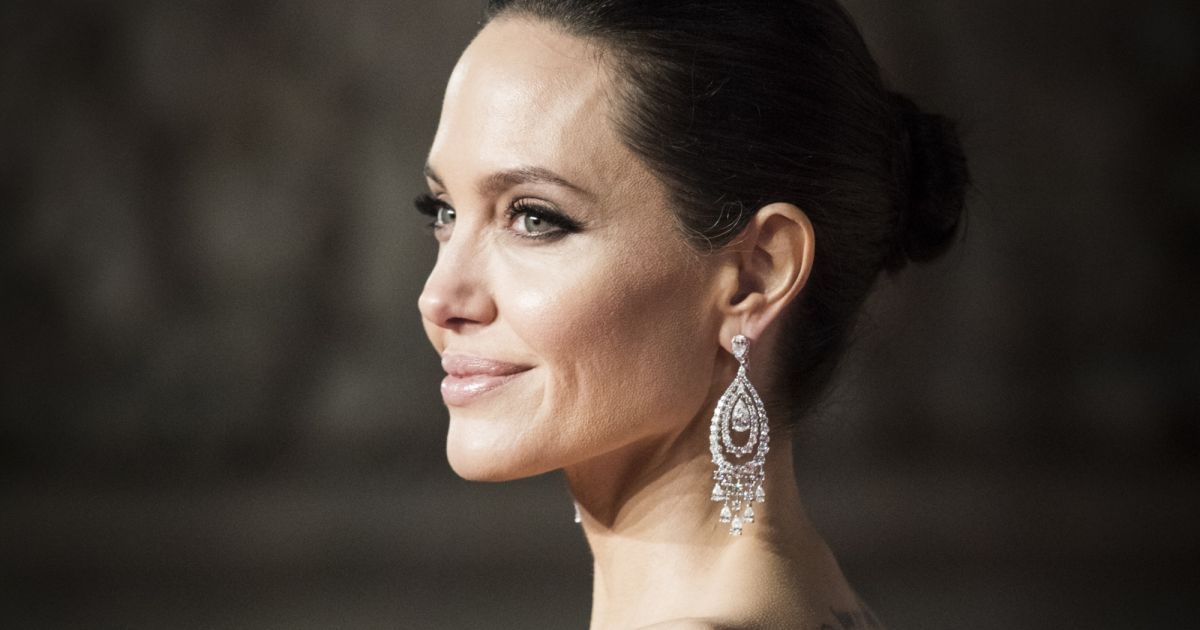 Angelina Jolie, de 42 anos, tem a mesma dermatologista há 31 anos 'Desde os 11 anos; o nome Angelina Jolie, de 42 anos, tem a mesma dermatologista há 31 anos 'Desde os 11 anos; o nome