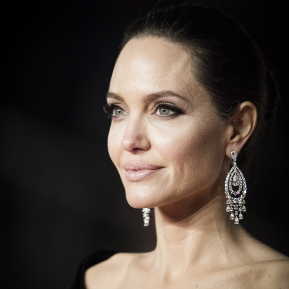 Angelina Jolie não se incomoda com sinais do passar do tempo: 'Me vejo envelhecendo, e eu adoro, porque mostra que estou viva - estou vivendo e ficando mais velha'