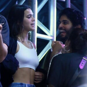 Bruna Marquezine contou com a companhia de seus assessores e do fotógrado e amigo André Nicolau no show da cantora Anitta no Sertanejo in Rio, na Marina da Glória, Zona Sul do Rio de Janeiro, na noite desta sexta-feira, 16 de março de 2018