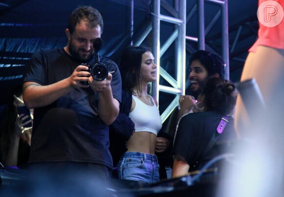 Bruna Marquezine contou com a companhia de seus assessores e do fotógrado e amigo André Nicolau no show da cantora Anitta no Sertanejo in Rio, na Marina da Glória, Zona Sul do Rio de Janeiro, na noite desta sexta-feira, 16 de março de 2018