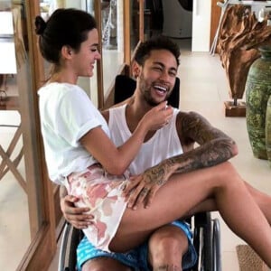 Ainda se recuperando da cirurgia no pé direito, Neymar está confirmado na festa da irmã, Rafaella Santos