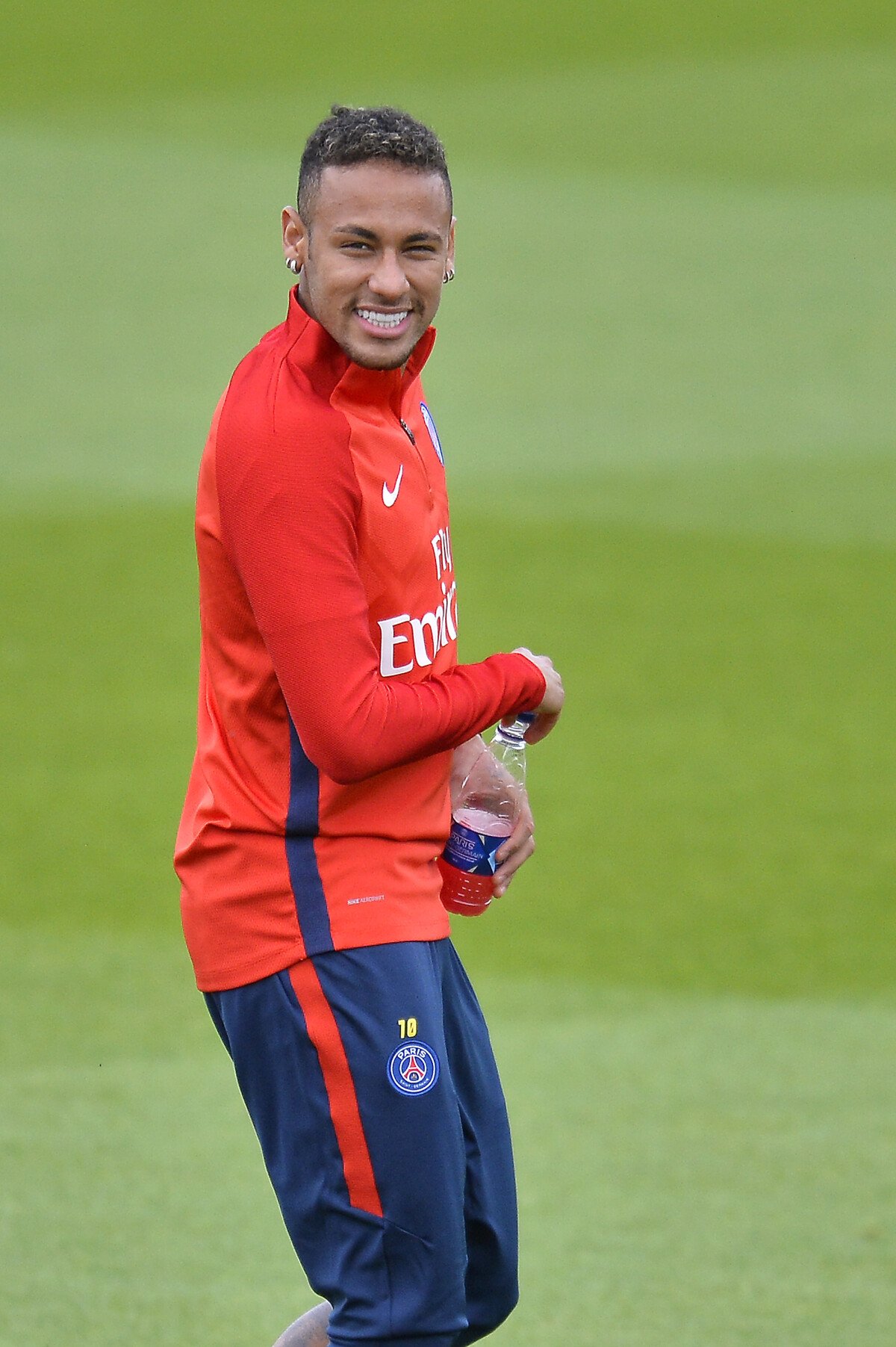 Foto: Loiro, Neymar prendeu cabelo com elástico em treino na