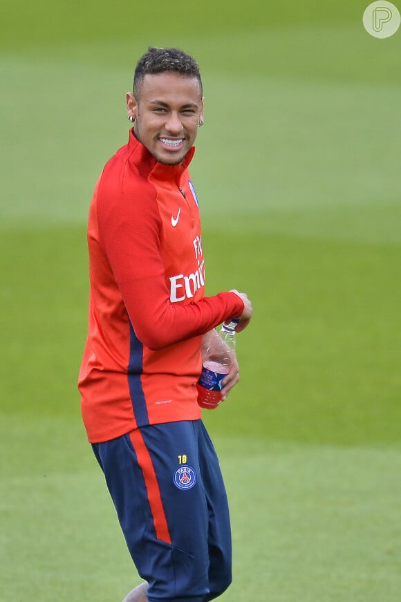 Neymar já usou o cabelo mais batido e com mechas loiras