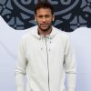 Neymar está sempre mudando o cabelo. Não à toa, um seguidor comentou na foto que mostra o novo visual com tranças: 'Bota casaco, tira casaco. Top, Ney'