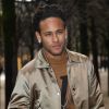 Neymar prendeu os fios com uma tiara para assistir ao desfile da Louis Vuitton e teve o cabelo comparado a uma peruca