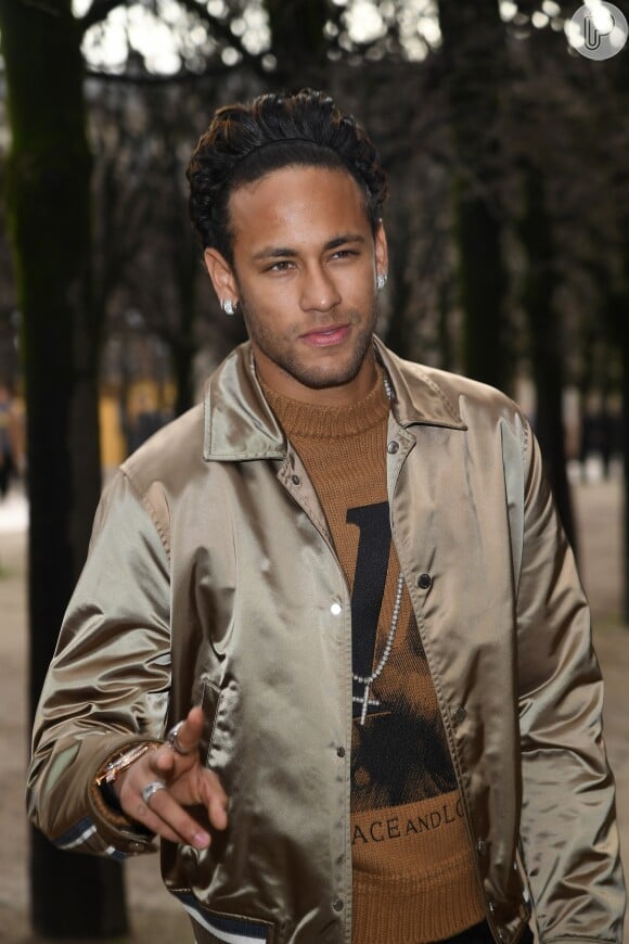 Neymar prendeu os fios com uma tiara para assistir ao desfile da Louis Vuitton e teve o cabelo comparado a uma peruca