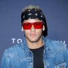 Na Semana de Moda de Londres, em setembro de 2017, Neymar caprichou no look com óculos de lentes vermelhas e prendeu o cabelo com uma bandana