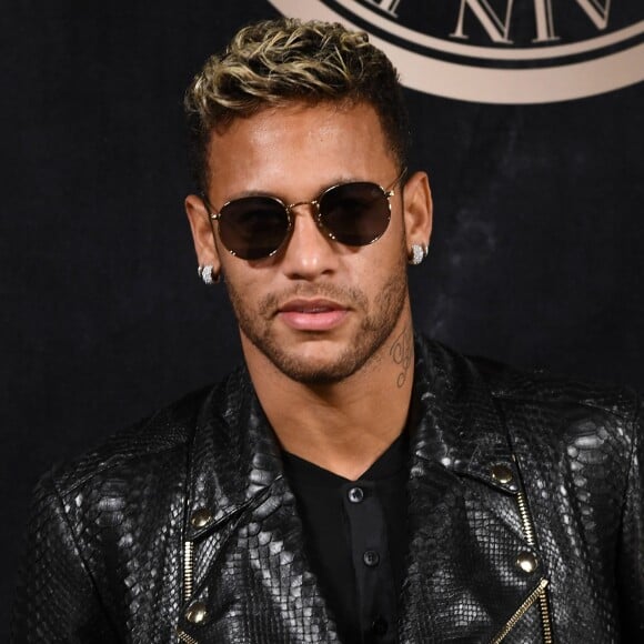 Neymar está de visual novo! Atleta adotou trancinhas no cabelo e compartilhou o resultado no Instagram na tarde deste sábado (17). Veja como ficou!