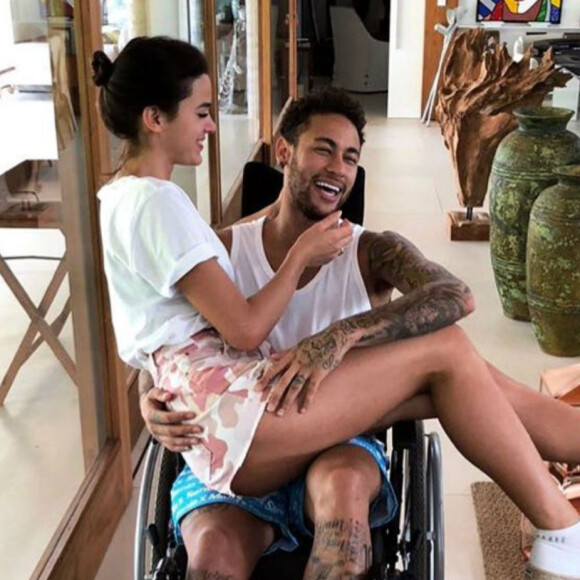 Longe dos gramandos enquanto se recupera da cirurgia no pé direito, o jogador Neymar aproveitou para dar uma renovada no visual