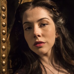 Bia Arantes esbanja sensualidade na trama das sete