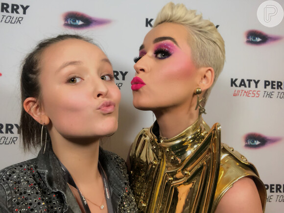 Larissa Manoela tietou a cantora norte-americana Katy Perry antes da apresentação da 'Witness Tour', no Allianz Parque, em São Paulo, neste sábado, 17 de março de 2018