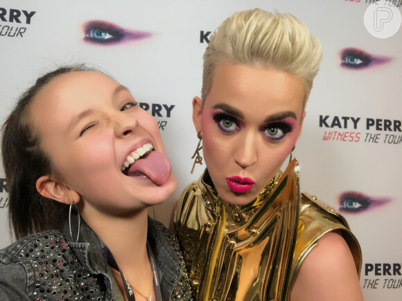 Ao melhor estilo amigas, Larissa Manoela e Katy Perry fizeram caras e bocas para a foto