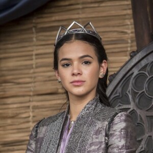 Catarina (Bruna Marquezine) será coroada rainha após se casar com Rodolfo (Johnny Massaro)