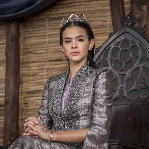 Catarina (Bruna Marquezine) será coroada rainha após se casar com Rodolfo (Johnny Massaro)
