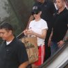 Katy Perry fez compras em sua visita ao Cristo Redentor, no Rio de Janeiro, neste domingo, 18 de março de 2018