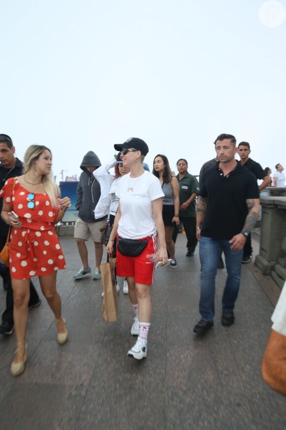 Katy Perry optou por um look bem confortável para a visitar ao Cristo Redentor, principal ponto turístico do Rio de Janeiro, neste domingo, 18 de março de 2018