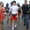 A cantora norte-americana Katy Perry combinou t-shirt básica com bermuda para o passeio