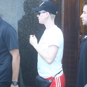 Além do boné, Katy Perry usou pochete no look para passear pelo Cristo Redentor, principal ponto turístico do Rio de Janeiro, neste domingo, 18 de março de 2018