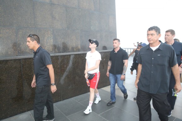 Katy Perry circulou pelo Morro do Corcovado cercada por seguranças