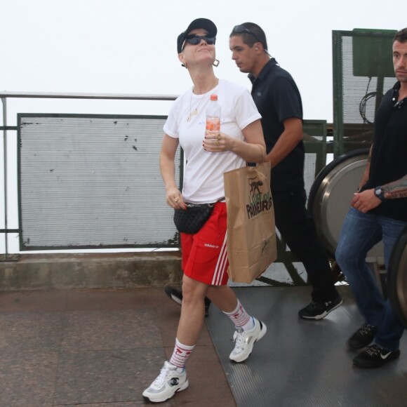 Katy Perry visitou o Cristo Redentor, principal ponto turístico do Rio de Janeiro, neste domingo, 18 de março de 2018