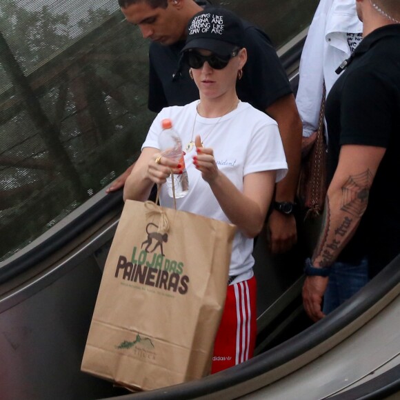 Katy Perry carregou um garrafinha d'água para se hidratar durante o passeio no Cristo Redentor