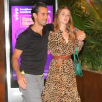 Marina Ruy Barbosa usa vestido animal print em jantar com o marido, Xande Negrão