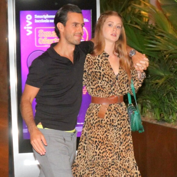Marina Ruy Barbosa e Xande Negrão passearam por um shopping da zona oeste do Rio neste domingo, 18 de março de 2018