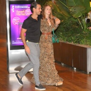 Marina Ruy Barbosa e Xande Negrão foram jantar em um restaurante do local