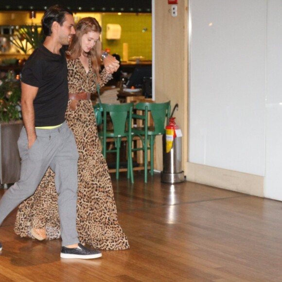 Marina Ruy Barbosa escolheu um vestido longo com estampa animal print para ir ao shopping