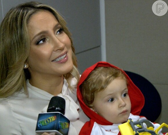 Claudia Leitte se apresentou no programa 'Domingão do Faustão' no último domingo e nos bastidores da atração não desgrudou de seus filhos Davi e Rafael