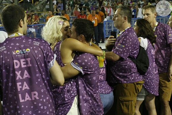Sophie Charlotte e Daniel de Oliveira trocaram beijos em camarote durante o carnaval
